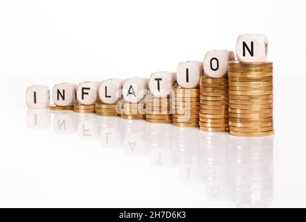 Steigende Stapel mit Münzen und dem Wort Inflation Stockfoto