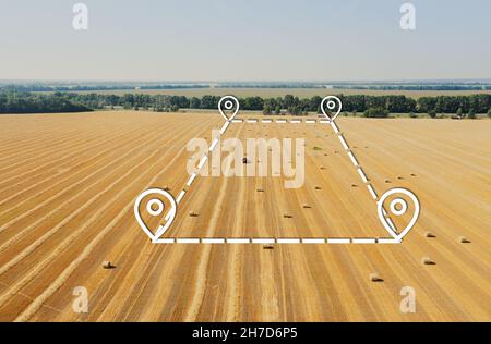 Topografische Karte des Grundstücks für die Vermietung. Landvermietungen auf einem Feld für die landwirtschaftliche Produktion. Land für die Agrarindustrie. Grundstücke zum Verkauf und zur Investition: Luftdrohne geschossen. Stockfoto