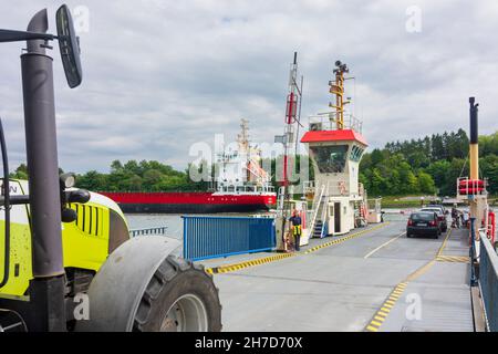 Quarnbek: Fähre auf Nord-Ostsee-Kanal in Landwehr, Überfahrt Frachtschiff in Binnenland, Schleswig-Holstein, Deutschland Stockfoto