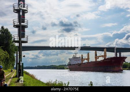 Rade B. Rendsburg: Frachtschiff auf dem Nord-Ostsee-Kanal, Autobahnbrücke Rader Hochbrücke in Binnenland, Schleswig-Holstein, Deutschland Stockfoto