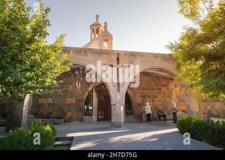 18. Mai 2021, Vagharshapat, Armenien: Menschen am Eingang des Baptisteriensitzes Saint Asdvatsazin im Etchmiadzin-Komplex Stockfoto