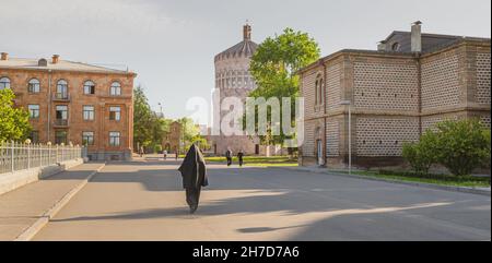 18. Mai 2021, Vagharshapat, Armenien: Ein Priester in einer schwarzen Soutane mit Kapuze hält eine Predigt in der Kirche der Heiligen Erzengel im Klosterkomplex von Stockfoto