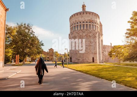 18. Mai 2021, Vagharshapat, Armenien: Ein Priester in einer schwarzen Soutane mit Kapuze hält eine Predigt in der Kirche der Heiligen Erzengel im Klosterkomplex von Stockfoto