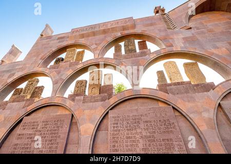 18. Mai 2021, Vagharshapat, Armenien: Ein traditionelles geschnitztes Khachkars, das im Etchmiadzin-Komplex auf der Gedenktafel installiert wurde Stockfoto