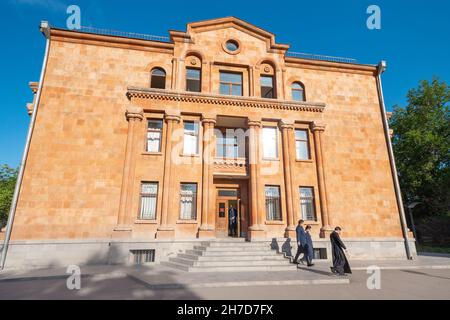 18. Mai 2021, Vagharshapat, Armenien: Studenten Priester in der Nähe der Bildungseinrichtung - dem theologischen Seminar im katholischen Komplex von Etchmiadzin Stockfoto