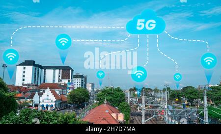 Yogyakarta, Indonesien - 19. Nov 2021: Yogyakarta-Stadtlandschaft als technologiebasierte Smart City. Das 5G-Netz ist über die Stadtgebiete verteilt und ist damit verbunden Stockfoto
