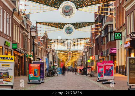 Hoorn, Niederlande - 9. November 2021: Weihnachtsansicht der wichtigsten niederländischen Einkaufsstraße Grote Noord im Stadtzentrum von Hoorn, Niederlande Stockfoto