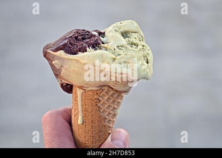Eis, ein Kegel mit Pistazien und Schokolade Stockfoto