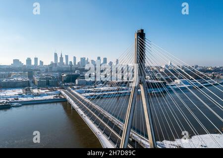 Swietokrzyski Brücke über die Weichsel und Warschau Stadtzentrum Luftbild Winterlandschaft Stockfoto