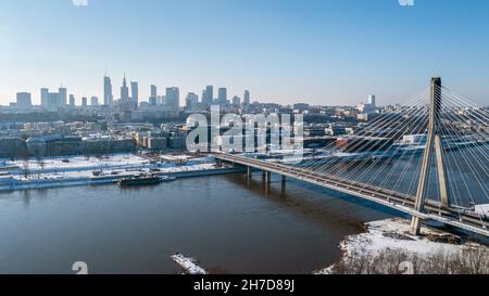 Swietokrzyski Brücke über die Weichsel und Warschau Stadtzentrum Luftbild Winterlandschaft Stockfoto