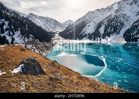 Schöne Landschaft von Bergsee mit blauem Eis im Winter Stockfoto