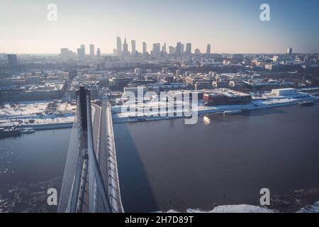 Swietokrzyski Brücke über die Weichsel und Warschau Stadtzentrum Luftbild Winterlandschaft Stockfoto