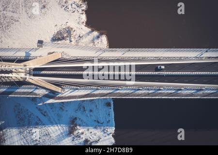 Auto auf einer Brücke, Luftaufnahme von oben nach unten im Winter Stockfoto