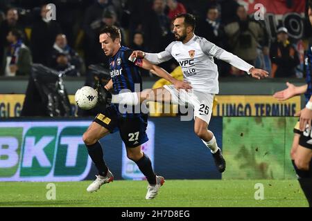 Arena Garibaldi, Pisa, Italien, 21. November 2021, Robert Gucher (Pisa), behindert durch Marco Sau (Benevento) während des AC Pisa gegen Benevento Calcio - Italia Stockfoto