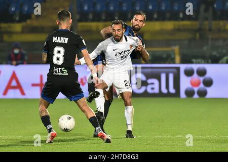 Pisa, Italien. 21st. November 2021. Marco Sau (Benevento) behindert von Antonio Caracciolo (Pisa) während AC Pisa vs Benevento Calcio, Italienische Fußballmeisterschaft Liga BKT in Pisa, Italien, November 21 2021 Kredit: Unabhängige Fotoagentur/Alamy Live Nachrichten Stockfoto