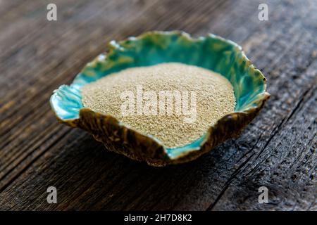 Trockene aktive Hefe, wie trockene Hefe, wird zum Backen von Brot und Kuchen sowie zur Bierherstellung Saccharomyces cerevisiae verwendet Stockfoto