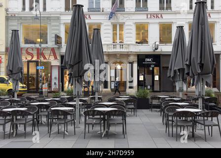 (211122) -- WIEN, 22. November 2021 (Xinhua) -- das Foto vom 22. November 2021 zeigt ein geschlossenes Café an einer Einkaufsstraße in Wien, Österreich. Die österreichische Regierung hat am Montag eine landesweite Sperrung eingeleitet, um die COVID-19-Pandemie einzudämmen. (Xinhua/Guo Chen) Stockfoto