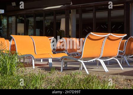 Orangefarbene Stühle vor dem Musée du quai Branly - Jacques Chirac Stockfoto