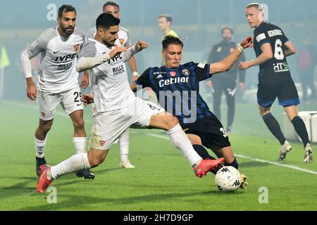 Arena Garibaldi, Pisa, Italien, 21. November 2021, Gennaro Acampora (Benevento) und Gabriele Piccinini (Pisa) kämpfen während des AC Pisa gegen Be um den Ball Stockfoto