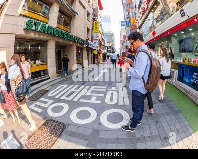 Seoul, Südkorea - 17. Juni 2017: Mann steht in der Nähe von Starbucks Coffee Stockfoto