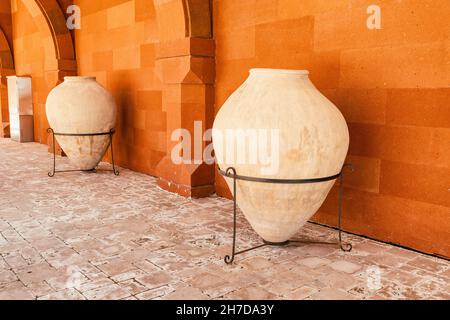 Tongefäße - armenische Karas und georgische Kvevri sind in Transkaukasien weit verbreitet, um Wein zu gären, indem man den Krug im Boden vergräbt Stockfoto