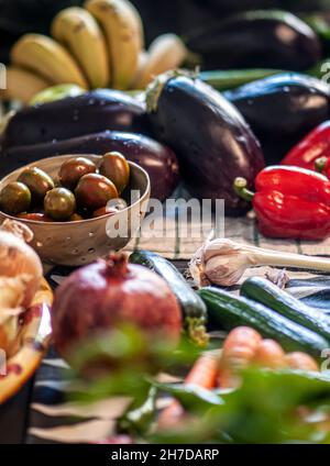 Obst und Gemüse (Bananen und Auberginen) werden gewaschen und desinfiziert, bevor sie das Haus betreten. Diese hygienische Praxis wurde weltweit umgesetzt Stockfoto