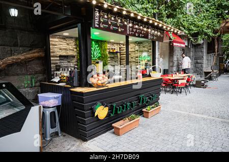 24. Mai 2021, Eriwan, Armenien: Ein Stall verkauft frisch gepressten Orangensaft in einer Fußgängerzone der Stadt Stockfoto