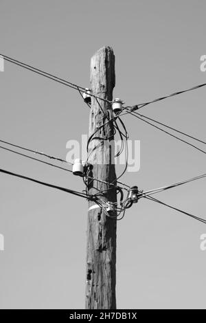 Alte Holzsäule im klaren Himmel Hintergrund. BW-Foto Stockfoto