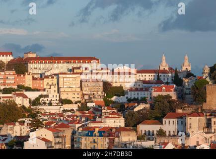 Blick auf das Convento Nossa Senhora da Graca vom Miradouro de Sao Pedro de Alcantara im Bairro Alto, Lissabon, Portugal bei Sonnenuntergang Stockfoto