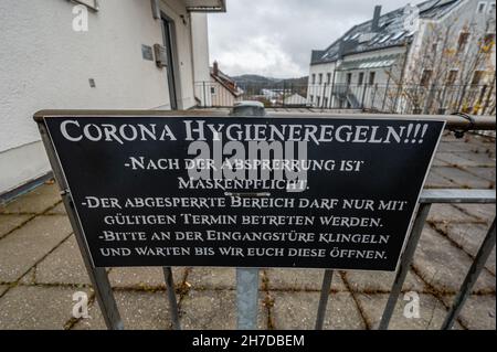 Freyung, Deutschland. 22nd. November 2021. Ein Schild mit der Aufschrift „Corona Hygiene Rules!“ Ist vor dem Eingang zu einem Geschäft aufgehängt. Am Montag meldete das Robert Koch-Institut (RKI) eine siebentägige Inzidenz von 640 für den Freistaat. Spitzenreiter in Bayern war der niederbayerische Landkreis Freyung-Grafenau. Hier waren innerhalb einer Woche 1569,8 Menschen pro 100.000 Einwohner infiziert. Quelle: Armin Weigel/dpa/Alamy Live News Stockfoto