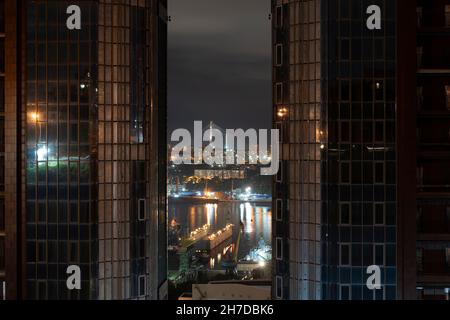 Nächtliche Stadtlandschaft mit Blick auf die Golden Horn Bay. Wladiwostok, Russland Stockfoto