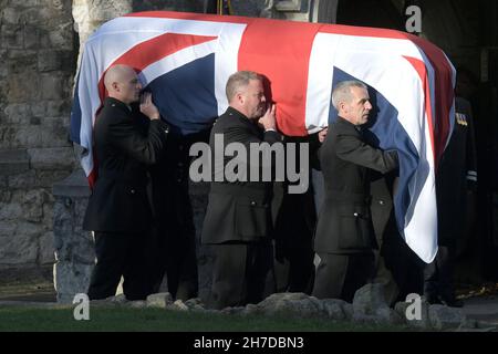 Southend on Sea Essex, Großbritannien. 22nd. November 2021. Das Begräbnis des ermordeten Abgeordneten Sir David Amess in der St. Mary's Church Prittlewell in Southend on Sea Essex. Der ökumenische Gottesdienst wurde von Rev'd Paul Mackay und Rev. Monsignore Kevin William Hale geleitet. Der Sarg wurde dann in einem Pferdewagen um Southend getragen, wo Mitglieder der Öffentlichkeit dem Abgeordneten, der am 0n 15th. Oktober 2021 bei einer Operation in seinem Wahlkreis in der Methodist Church Hall von Belfairs in Leigh on Sea zu Tode gestochen wurde, ihren Respekt zollen. Quelle: MARTIN DALTON/Alamy Live News Stockfoto