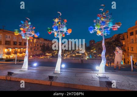 24. Mai 2021, Eriwan, Armenien: Eine Kunstskulptur aus mehrfarbiger Glaswindmühle, die sich am Abend in der Nähe des Cascade-Kunstkomplexes bewegt Stockfoto