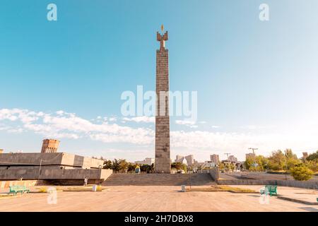 25. Mai 2021, Eriwan, Armenien: Denkmal zum 50th. Jahrestag des sowjetischen Armeniens auf dem Hügel Cascade Stockfoto