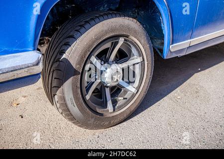 25. Mai 2021, Eriwan, Armenien: Maxxis Autoreifen auf einem blauen Retro-Auto Stockfoto