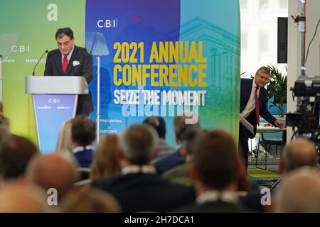 Der Gewerkschaftsführer Sir Keir Starmer (Backstage - rechts) hört sich während der CBI-Jahreskonferenz eine Rede des CBI-Präsidenten Lord Karan Bilimoria in der Mailbox in Birmingham an. Bilddatum: Montag, 22. November 2021. Stockfoto