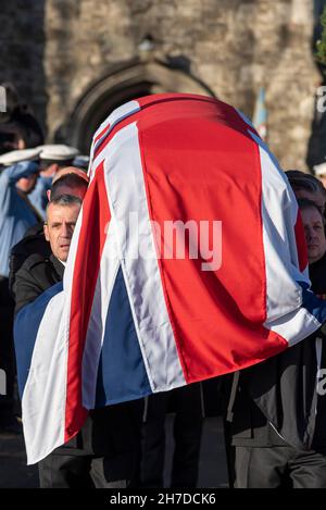 Southend on Sea, Essex, Großbritannien. 22nd. November 2021. Die Familie des ermordeten Abgeordneten von Southend West, Sir David Amess, und geladene Gäste haben an einem privaten Trauergottesdienst in der St. Mary’s Church in Prittlewell, Southend, teilgenommen. Die Schatulle wurde dann in einem Pferdewagen durch die Stadt getragen, damit die Menschen ihre Achtung vor der Kapelle der Ruhe vor einem Gottesdienst in der Westminster Cathedral am folgenden Tag bezahlen konnten Stockfoto