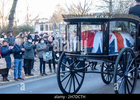 Southend on Sea, Essex, Großbritannien. 22nd. November 2021. Die Familie des ermordeten Abgeordneten von Southend West, Sir David Amess, und geladene Gäste haben an einem privaten Trauergottesdienst in der St. Mary’s Church in Prittlewell, Southend, teilgenommen. Die Schatulle wurde dann in einem Pferdewagen durch die Stadt getragen, damit die Menschen ihre Achtung vor der Kapelle der Ruhe vor einem Gottesdienst in der Westminster Cathedral am folgenden Tag bezahlen konnten. Der Leichenwagen hielt vor dem Civic Center in Southend Stockfoto