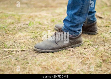 Lederstiefel und blaue Jeans. Klassische Mode. Herrenschuhe. Stockfoto