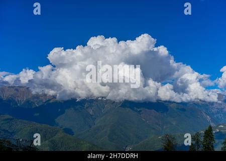 Berglandschaft gegen wolkigen blauen Himmel in Krasnaya Polyana Sotschi. Stockfoto