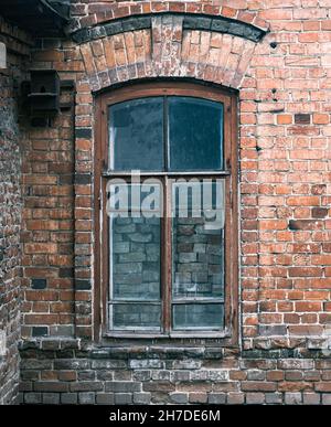 Zugemauertes Fenster in einem alten Backsteinhaus Stockfoto
