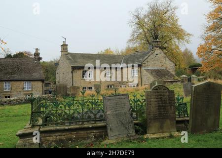 Blick auf die Church Avenue Nr. 2 und 3 vom Kirchhof der St. Lawrence's Pfarrkirche auf der Church Lane, Eyam (bekannt als das Pestdorf), Hope Valley, P Stockfoto