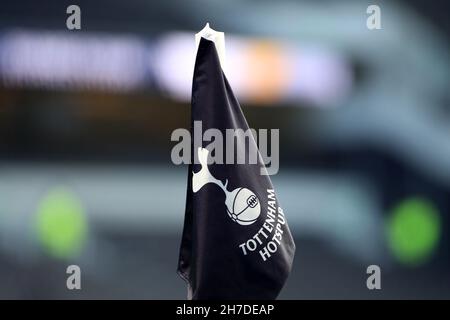 London, Großbritannien. 21st. November 2021. Tottenham Hotspur-Eckflagge. Premier League Spiel, Tottenham Hotspur gegen Leeds Utd im Tottenham Hotspur Stadium in London am Sonntag, 21st. November 2021. Dieses Bild darf nur für redaktionelle Zwecke verwendet werden. Nur zur redaktionellen Verwendung, Lizenz für kommerzielle Nutzung erforderlich. Keine Verwendung bei Wetten, Spielen oder Veröffentlichungen in einem Club/einer Liga/einem Spieler. PIC von Steffan Bowen/Andrew Orchard Sports Photography/Alamy Live News Credit: Andrew Orchard Sports Photography/Alamy Live News Stockfoto