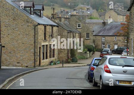 Blick auf die Straße von Steinhütten in Church Street, Eyam (bekannt als das Pestdorf), Hope Valley, Peak District, Derbyshire, England, Vereinigtes Königreich Stockfoto