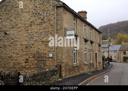 Stone Cottage (Crown Cottage) in Church Street, Eyam (bekannt als das Pestdorf), Hope Valley, Peak District, Derbyshire, England, Vereinigtes Königreich Stockfoto