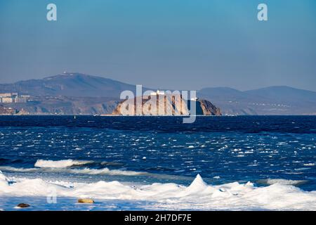 Insel auf dem Hintergrund der Marine. Wladiwostok, Russland. Stockfoto