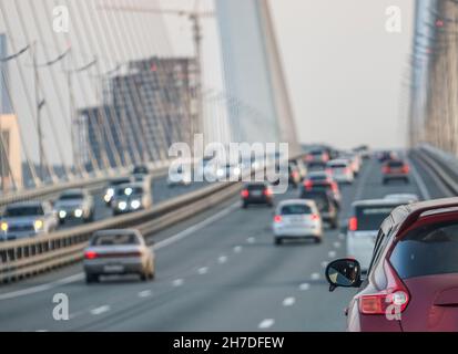 Verkehr auf der Goldenen Brücke. Wladiwostok, Russland. Stockfoto