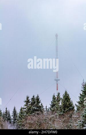 Antennenmast rot weiß im Winter und Schneesturm im Harz Wernigerode Deutschland. Stockfoto