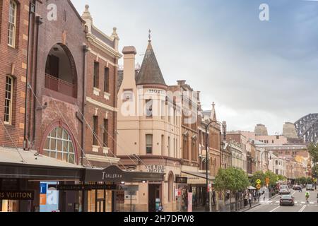 Historische Gebäude in der George Street, einer der ältesten und belebtesten Einkaufsstraßen in Sydney und Australien. Stockfoto