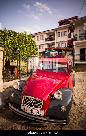 OHRID, NORDMAKEDONIEN - 25. August 2021: Illustrative redaktionelle Abbildung eines alten, in Ohrid, Nordmakedonien, geparkten Autos der 2CV. Der 2CV ist ein Franzose Stockfoto